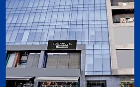 Super Townhouse Pbg Mall Vashi